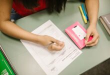 Concurso de Bertioga abre vagas para professores e diretor com salários de até R$ 5,8 mil