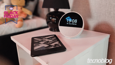 Kindle e Echo Spot sobre cômoda