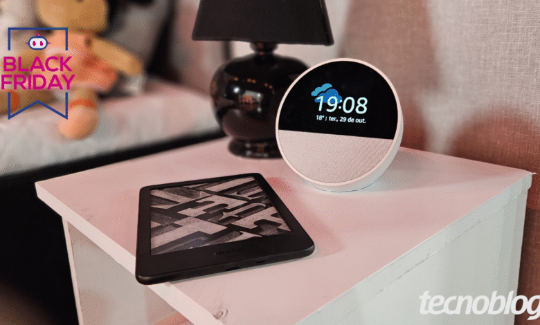 Kindle e Echo Spot sobre cômoda