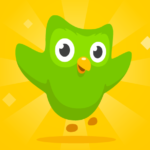 Imagem mostra a coruja mascote do Duolingo em um fundo de cor amarela