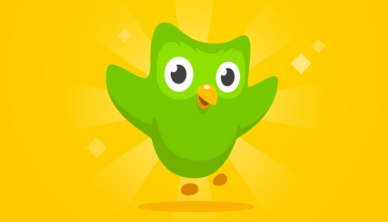 Imagem mostra a coruja mascote do Duolingo em um fundo de cor amarela