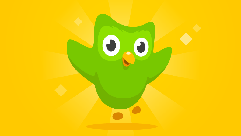 Imagem mostra a coruja mascote do Duolingo em um fundo de cor amarela
