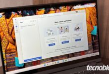 Imagem mostra o Microsoft Teams rodando em um computador com Windows 11. Na parte inferior direita, o logotipo do 