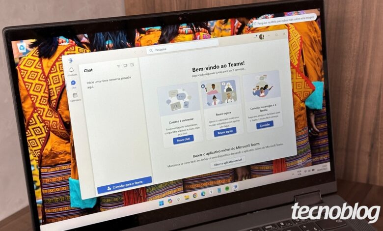 Imagem mostra o Microsoft Teams rodando em um computador com Windows 11. Na parte inferior direita, o logotipo do 