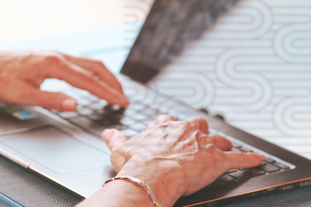 Texto para áudio e edição de fotos online facilitam a criação de conteúdo digital